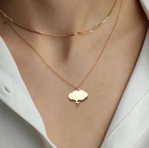 Collana alla Moda Placcata Oro 18k con Ciondolo a Forma di Nuvola e Fulmine, Simbolo della Tempesta, Gioiello Audace a Tema Meteo, Regalo per Lei - Product Image 2