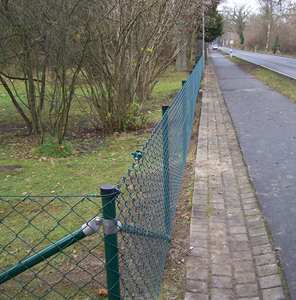 Galvanisé et PVC enduit <span class=keywords><strong>de</strong></span> barrière <span class=keywords><strong>de</strong></span> maillon <span class=keywords><strong>de</strong></span> chaîne EN10223-3 standard <span class=keywords><strong>pour</strong></span> la sécurité, terrain <span class=keywords><strong>de</strong></span> sport, zone industrielle. Tailles personnalisées - Product Image 4