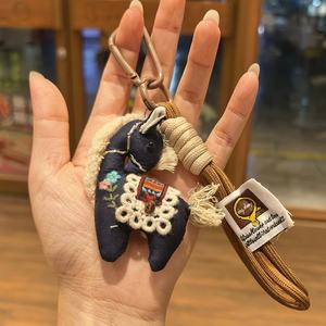 Porte-clés de voiture et dragonne de téléphone en forme d'animal mignon 2026, poupée en peluche 3D, breloque de sac à main pour femme, accessoires vestimentaires, porte-clés cheval en tissu fait main - Product Image 6