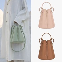 Tas Selempang Wanita Petal New dari Bahan PU, Model Tote Bucket, Fashionable, Mewah Ringan, High-End, Niche Retro