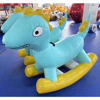 Les enfants à la maison gonflables jouent aux flotteurs gonflables de rodéo de dino de dragon