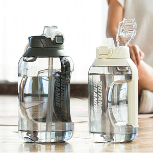 Bouteille d'eau de sport en plastique transparente de <span class=keywords><strong>2</strong></span> <span class=keywords><strong>litres</strong></span> (2L) avec paille - Product Image 1
