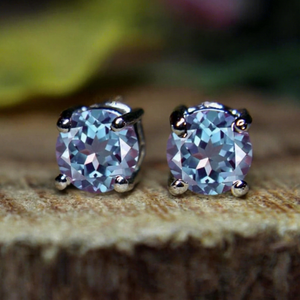 Boucles d'oreilles clous délicates de 6 mm, Alexandrite ronde changeante de couleur violet et vert, en argent 925, cadeau de mariage pour femme - Product Image 1
