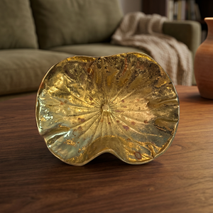 Assiette décorative artisanale en forme de feuille dorée, style chinois traditionnel, en métal poli avec motif végétal - Product Image 6