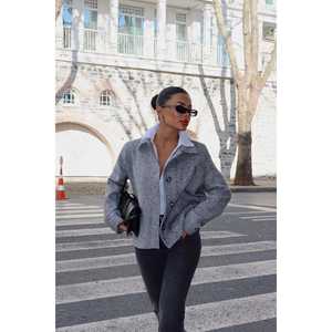 Chaqueta Gris Cruzada para Mujer con Detalle de Bolsillo Único - Product Image 5