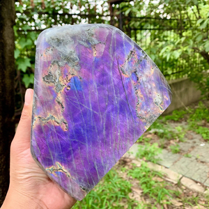 Labradorita Morada Brillante al por Mayor, Adorno de Forma Libre para Decoración del Hogar, Regalos Únicos para Navidad y Acción de Gracias. - Product Image 2