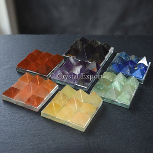 Ensemble de plaques pyramidales en agate sculptée et gravée, thème Amour, pour la guérison Vastu, avec pierres précieuses Feng Shui des sept chakras, provenant du Gujarat - Product Image 2