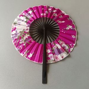 Éventail pliant vintage pour femme, motif fleur de cerisier sculpté, en bambou et tissu teinté, avec pompon, style artisanal élégant, os noir - Product Image 3