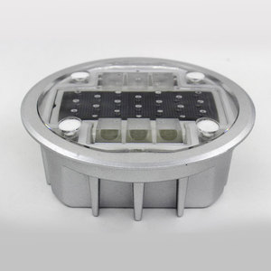 Catarifrangente Stradale Solare LED Bianco IL300 in Alluminio e PC, Impermeabile IP68, per Controllo del Traffico Sotterraneo - Product Image 1