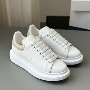 รองเท้าผู้ชายดีไซน์เนอร์คุณภาพสูง หนังแท้สีขาว รองเท้ากีฬา ลายหนังจระเข้ ดีไซน์ทันสมัยและมีสไตล์ - Product Image 1