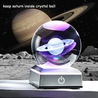 Sphère en verre du système solaire Saturne 3D de 80 mm Planète K9 Gravure 3D en cristal Boule avec base LED argentée pour cadeaux d'anniversaire