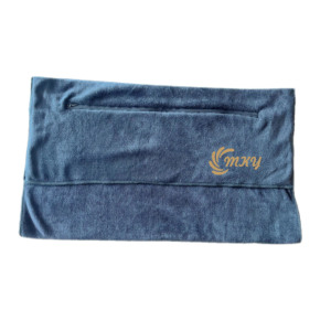 Serviette de sport pour adulte en microfibre jacquard personnalisée avec capuche, poche zippée et broderie de logo - Product Image 4