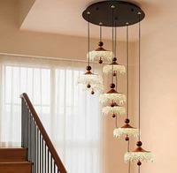 Lustre minimaliste pour escalier de villa duplex avec plafond haut, lampe suspendue en noyer pour escalier de grenier.