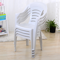 Vente directe d'usine, mobilier d'extérieur moderne, chaise empilable en PP blanc avec caoutchouc antidérapant pour parc et villa