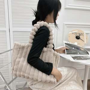 Sacs à bandoulière pour femmes en gros, sacs fourre-tout d'hiver chauds et unis avec poche, sacs fourre-tout en peluche pour femmes - Product Image 5