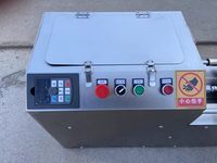 Lichtgewicht gemotoriseerde 220V 370W snelle snijmachine voor het snijden en schillen van fruit en groenten, geschikt voor huishoudelijk gebruik.
