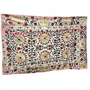 Colcha Tradicional Bordada a Mano, Diseño Floral Suzani Kantha, 100% Algodón No Tejido - Product Image 3