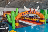 Nouveaux styles de jeu gonflable de course de poneys pour l'extérieur, jeu de groupe amusant, Derby de chevaux gonflables pour les fêtes
