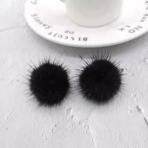 Boucles d'oreilles tendance en fourrure de vison douce et pelucheuse pour l'automne-hiver, avec pompons et franges élégantes, sans attache (Boucles d'oreilles pour femmes) - Product Image 5