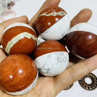Boule sculptée de 4,2 cm en howlite et jaspe rouge, sculpture artisanale de Poké Ball pour la décoration de la maison