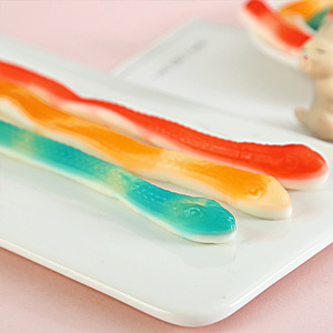 Ingrosso lungo a forma di serpente dolci gommosi Sour <span class=keywords><strong>caramelle</strong></span> aromatizzate alla frutta assortite nella confezione del sacchetto - Product Image 3