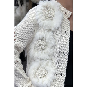 Cardigan court élégant <span class=keywords><strong>en</strong></span> tricot pour <span class=keywords><strong>femme</strong></span>, <span class=keywords><strong>en</strong></span> <span class=keywords><strong>laine</strong></span> et mélanges, avec fleurs <span class=keywords><strong>en</strong></span> fourrure de lapin faites à la <span class=keywords><strong>main</strong></span>, directement de l'usine - Product Image 4