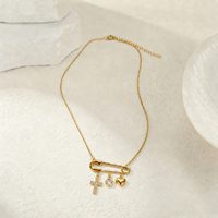 KITI Collier tendance en acier inoxydable plaqué or 18 carats PVD avec pendentif épingle de sûreté, breloques croix, clé, cadenas et cœur, bijoux
