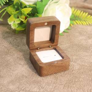 木製収納ボックス カスタムリングケース 名入れ 婚約指輪 ウッド製結婚指輪ディスプレイ 記念日ギフト ジュエリー包装箱 - Product Image 4