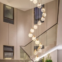 Lustre suspendu en verre moderne personnalisé groupe de lumières multiples avec verre texturé à bulles et finition en laiton pour escalier de maison