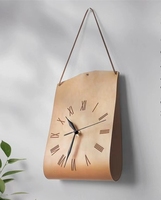 Horloge murale d'art rétro en gros personnalisé simple face en cuir design mouvement à quartz en forme de sac tenture murale pour café boutique
