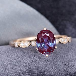 แหวนเงินแท้ 925 ประดับเพชร CZ ดีไซน์เรียบหรู ชุดแหวนอเล็กซานไดรต์ แหวนแต่งงานอเล็กซานไดรต์ - Product Image 4