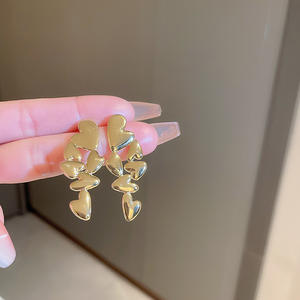 Orecchini a goccia a forma di cuore placcati in oro per donna, gioielli alla moda, orecchini a lobo in lega con materiale in lega di zinco - Product Image 4