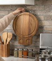 Ensemble d'assiettes à steak en bois professionnel avec des ramequins en acier inoxydable pour une présentation culinaire de luxe
