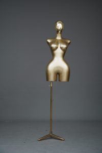 Maniquí de Plástico Cromado Dorado y Plateado, Modelo Afroamericana de Talla Grande con Busto y Trasero Grandes, Estilo de Pie, Parte Superior del Cuerpo, Cabeza y Piernas - Product Image 3