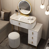 Table de toilette blanche cannelée moderne avec miroir LED rond et tiroirs dorés pour chambre d'hôtel, appartement, coiffeuse
