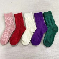 Chaussettes en tissu éponge à motif cœur en relief 3D, chaussettes d'hiver épaisses et chaudes mi-mollet, chaussettes douces et confortables pour la maison, le sommeil, le quotidien et les occasions décontractées