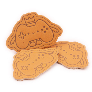 Étiquettes en cuir véritable et en cuir PU personnalisées en gros, vierges, avec logo gaufré ou en relief pour vêtements, chapeaux et sacs - Product Image 1