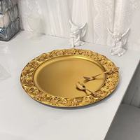 Transparante plastic diepe fruit schaal met gouden glitter, licht luxe retro design, Europese paleisstijl voor bruiloften en hotels.