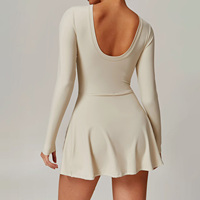 Ensemble de tenue de sport 2-en-1 pour femme : jupe de tennis unie sans dos et combinaison de sport à manches longues avec short intégré