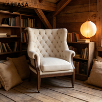 Fauteuil vintage à dossier haut en lin crème capitonné, avec garniture cloutée, structure en bois, pour salon ou lecture