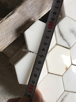 Prix bon marché taille populaire 2 "Calacatta or hexagone carreaux de céramique en marbre pour la mosaïque