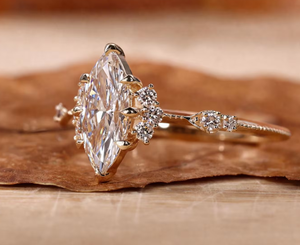 Anillo de Compromiso con Diamante Cultivado en Laboratorio, Diseño de Hoja Inspirado en la Naturaleza, Estilo Floral Vintage en Oro Rosa - Product Image 6