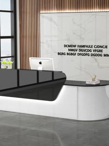 แผนกต้อนรับไม้เนื้อแข็งพร้อมไฟ LED และมุมโค้งมนสำหรับร้านขายเสื้อผ้าโรงแรมและชานมทันสมัยตามสั่ง - Product Image 4