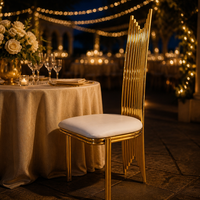 Chaise de banquet de luxe moderne avec dossier en métal doré et assise blanche pour hôtels, mariages et projets commerciaux