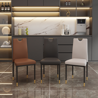 Chaises de salle à manger empilables en métal noir avec revêtement en cuir et pieds dorés pour cuisine et restaurant modernes