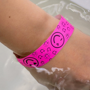 Cinturino da polso luminoso fluorescente per bambini stampa evento promozionale in plastica per divertimento in vinile con Logo monouso personalizzato braccialetto da concerto - Product Image 2