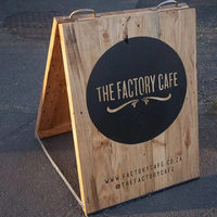 Panneau publicitaire extérieur en bois massif, design créatif en A et en chevrons, pour la publicité des cafés, panneau de bienvenue à l'entrée