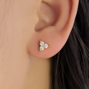 Pendientes de tuerca coreanos de moda chapados en oro con tres circonitas en forma de flor, pequeños, delicados y minimalistas, ¡gran oferta! - Product Image 4