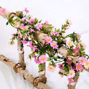 Tuberías <span class=keywords><strong>de</strong></span> aire acondicionado envueltas en paneles decorativos para pared interior, que cubren las guirnaldas y las guirnaldas <span class=keywords><strong>de</strong></span> girasoles artificiales. - Product Image 1