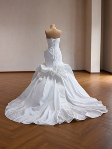 Robe de mariée sirène en satin torsadé, sans bretelles, col en V, avec volants 3D en roses, traîne chapelle, moderne, de luxe, sur mesure, pour cérémonie religieuse ou fuite enregistrée - Product Image 4